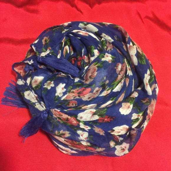 Blue scarf with flowers - Picture 1 of 3